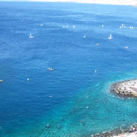 With Private Bathroom And Sea View, 50 M Del Mar Радазул