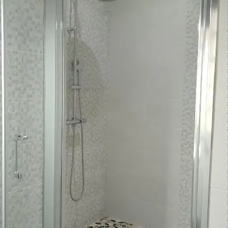 With Private Bathroom And Sea View, 50 M Del Mar Habitación en casa particular Radazul
